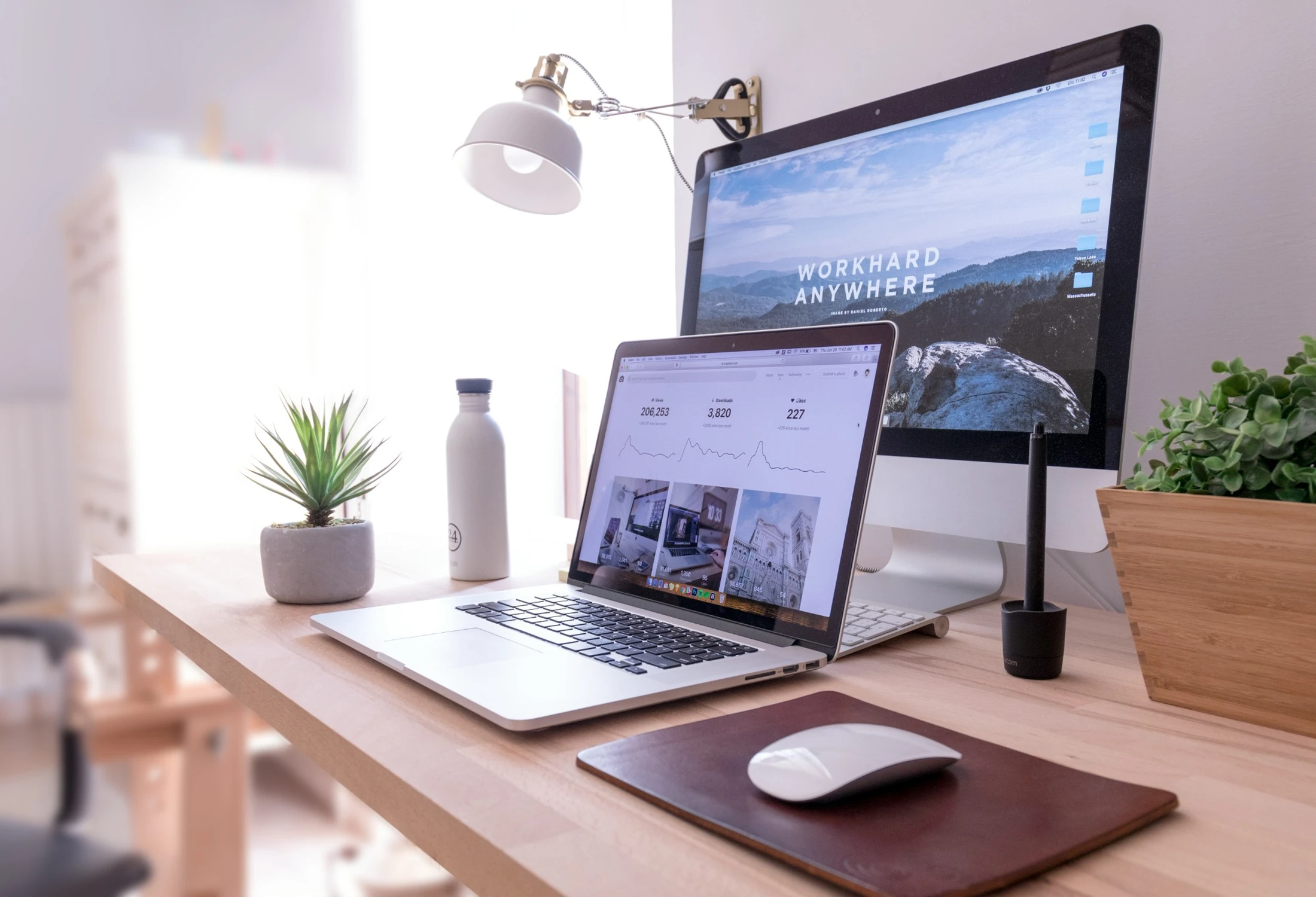 企業サイトのデザインを確認する制作風景